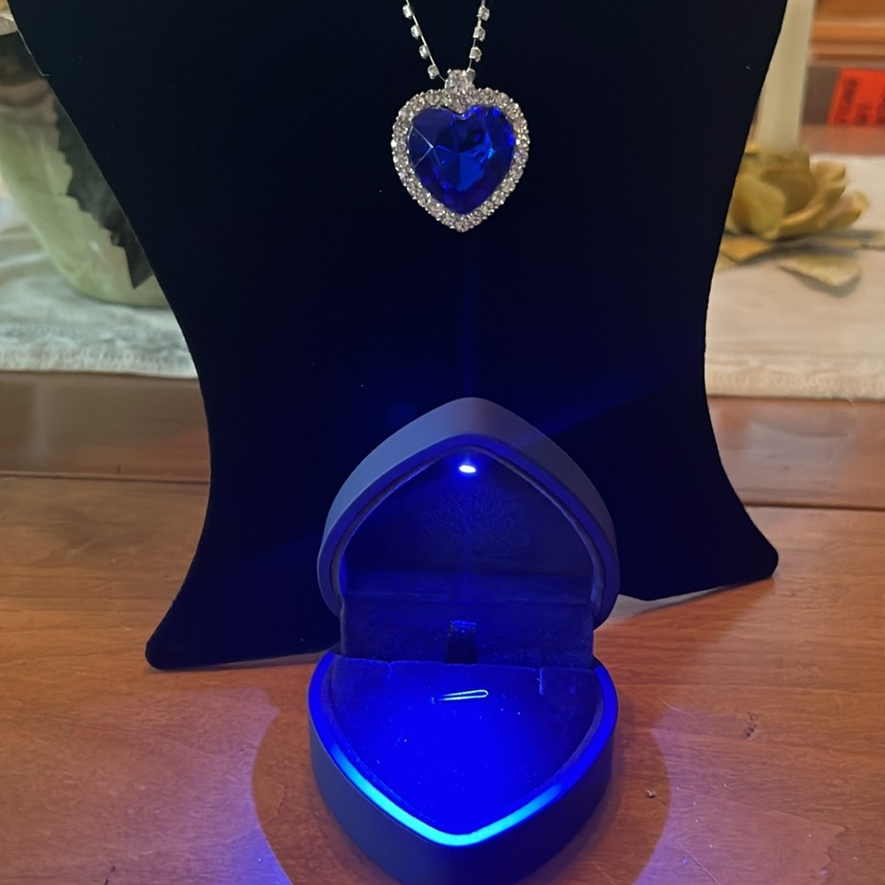 Titanic Beautiful Heart of the ocean big blue crystal pendant necklace with box